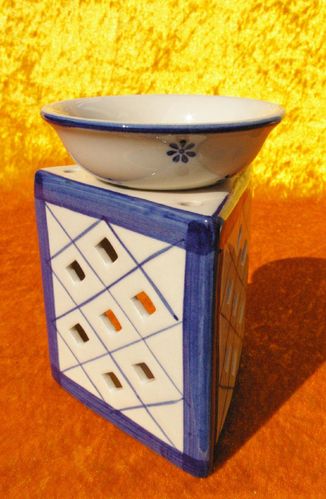 Aromalampe Prisma Raute creme-blau Keramik für Aromatherapie Raumbeduftung (Duftlampe)